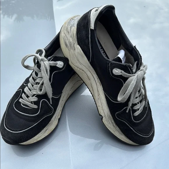 Golden Goose Black and White Sneakers with Signature Style - Picture 3 of 5
